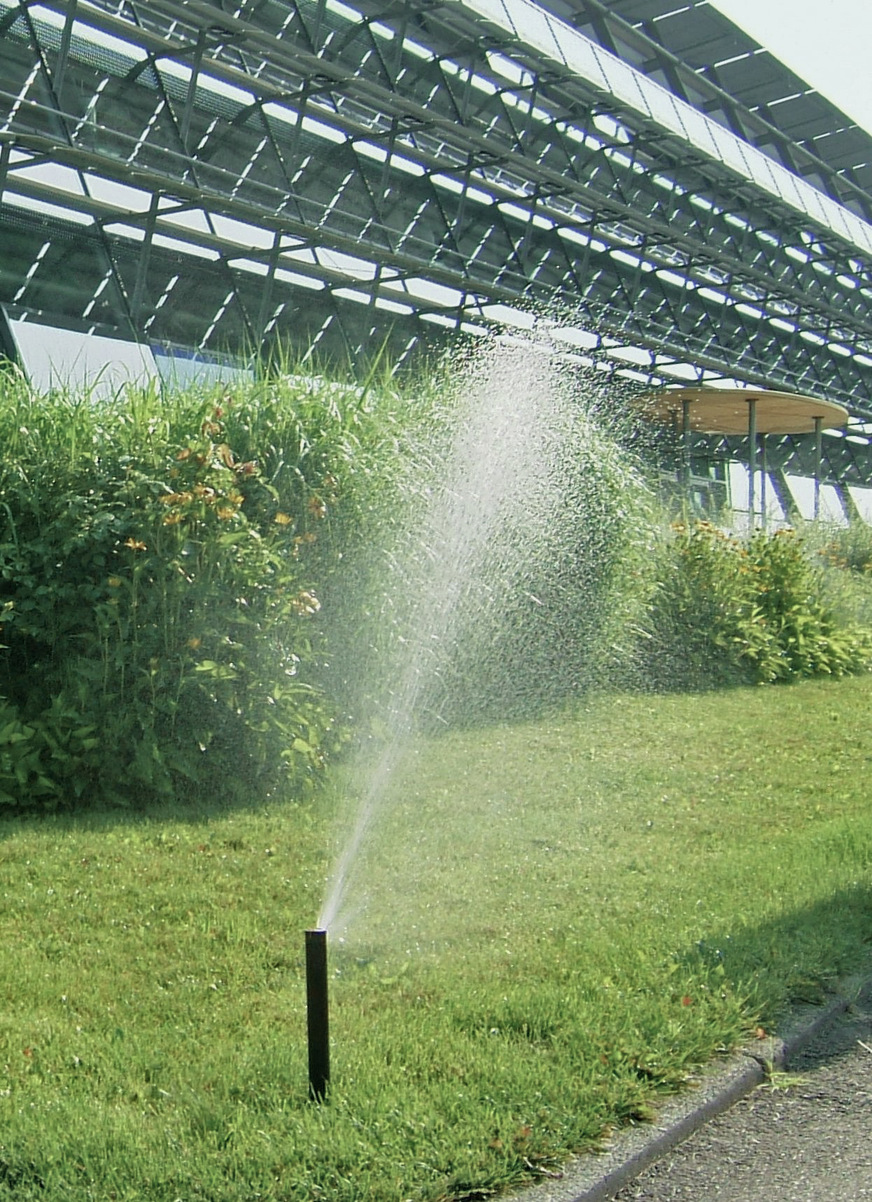 Unterflur-Beregnungsanlagen: Werden sie aus dem Trinkwassernetz gespeist, gehören nach den Regeln der Technik zur Flüssigkeitskategorie 5 und benötigen eine Trinkwassertrennstation als Sicherungseinrichtung.