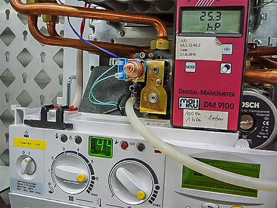 Der Gas-Anschlussdruck wird immer vor dem Gasregelblock bei max. Geräteleistung gemessen