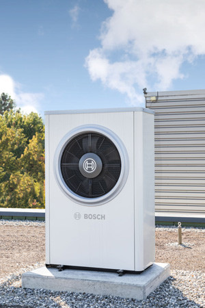 Auf dem Dach arbeitet die Außeneinheit der Bosch Compress 7000i AW mit besonders leisen 57 dBA.  