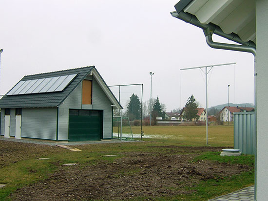 Solarthermie auf dem Nebengebäude, Pufferspeicher unterirdisch im Gelände
(Bild: König)