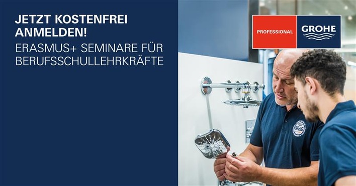 Zwei Männer untersuchen einen Duschkopf in einem Ausstellungsraum; der Text wirbt für kostenlose Erasmus+ Seminare für Berufsschullehrer. - © GROHE