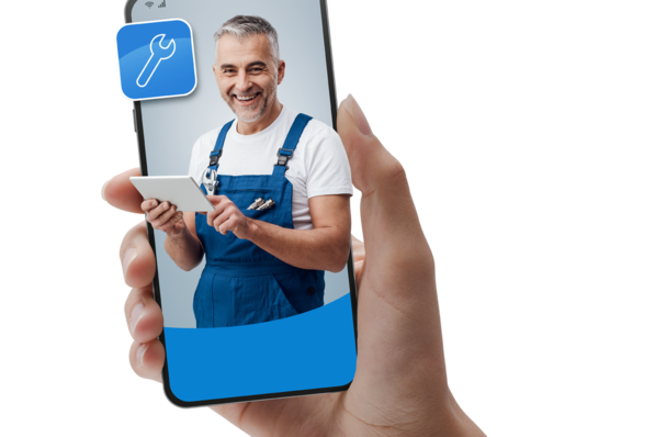 Eine Hand, die ein Telefon hält, zeigt einen lächelnden Techniker in einem blauen Overall, der ein Tablet mit einem Schraubenschlüssel-Symbol benutzt.