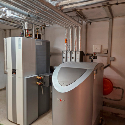 © Bild: Wolf Eine montierte Hybridlösung von Wolf, rechts im Bild der Heizkessel für fossilen Brennstoff und links das Wärmepumpen-Hybridcenter mit dem Innengerät der Wärmepumpe, 300-Liter-Warmwasserspeicher und einem Trennspeicher.