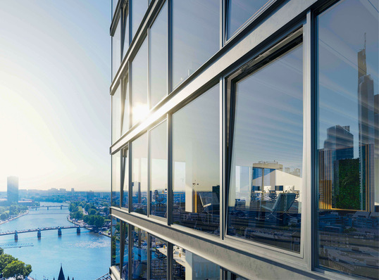 © Bild: GEZE GmbH Insbesondere öffentliche Gebäude mit großen Fensterfronten heizen sich im Sommer schnell auf.