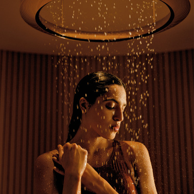 © Bild: Dornbracht Bei einer Erlebnisdusche sind die Beschaffenheit des Wassers und seine Darreichung entscheidend. Größe und Intensität der Wassertropfen spielen dabei eine essenzielle Rolle.