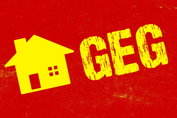 Alt-Text: „Symbol eines intelligenten Gebäudes in Gelb mit dem Schriftzug ‚GEG‘ auf rotem Hintergrund, das für die Integration von Smart Building Technologien und die Einhaltung des Gebäudeenergiegesetzes in der digitalen Gebäudetechnik steht. - © studio v-zwoelf – stock.adobe.com