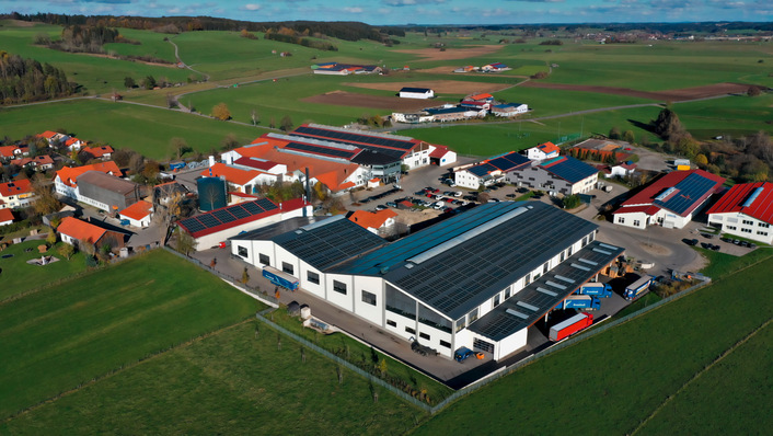 © Bild: Hans-Helmut Herold Das Betriebsgelände bei Energieerzeuger Eirenschmalz. Gut zu erkennen: der 1000 m³ Pufferspeicher (links im Bild)