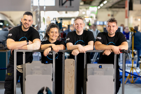 © Graham Seely Von den SHK Innungen Frankfurt und Schweinfurt benannte Teilnehmer (von links nach rechts) Alexander Tödter, Stefanie Hahn, Patrick Howorka und Colin Cubr bei der Arbeit während des IWSH-Projekts „Plumbing Champions“ auf der ISH Frankfurt 2023.