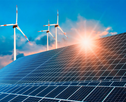 „Photovoltaikanlage und Windkraftanlagen auf einem Gebäude im Einsatz zur nachhaltigen Energieerzeugung für Heizsysteme und Lüftungstechnik unter einem sonnigen Himmel. - © Bild: gopixa - stock.adobe.com