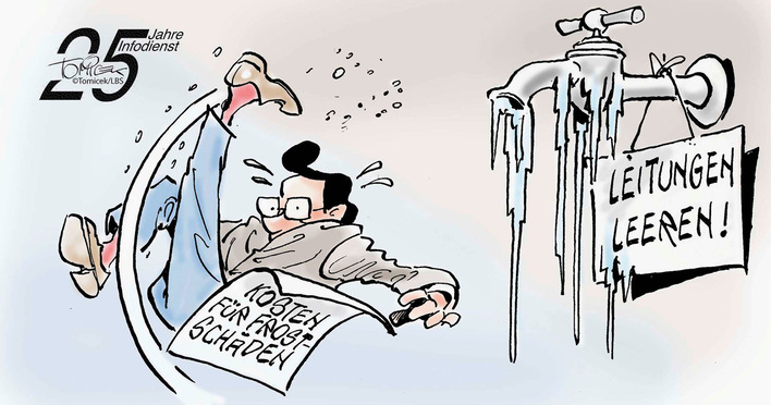 "Karikatur eines Handwerkers, der auf vereisten Rohren ausrutscht. Ein Schild im Hintergrund warnt mit der Aufschrift 'Leitungen leeren!', während der Handwerker ein Dokument mit hohen Schadenskosten hält. - © Bild: Tomicek/LBS