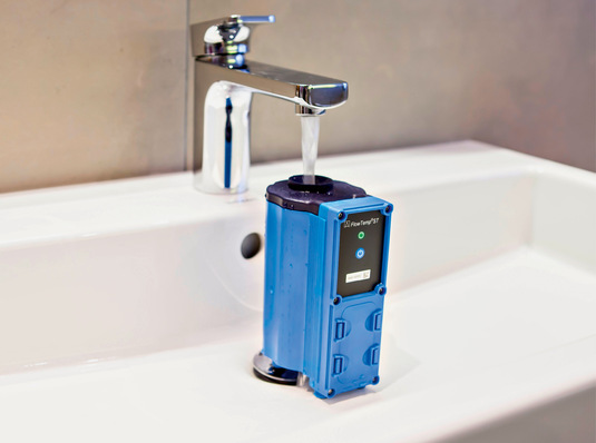 © Bild: Afriso Warum lässt man wohl Trinkwasser durch eine blaue Röhre strömen?