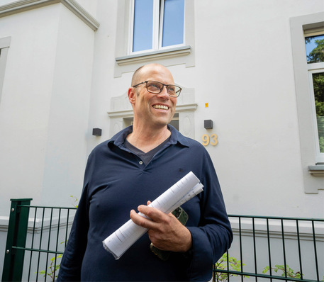 © Bild: Ait Group / Bernd Lauter Photography Ulrich Konen, Geschäftsführer der Lumitronic GmbH, setzt auf nachhaltige Energielösungen: Gemeinsam mit dem Hersteller Alpha Innotec-Deutschland GmbH stattete Lumitronic ein Mehrfamilienhaus in Meerbusch mit 14 individuellen, erdgekoppelten Wärmepumpensystemen aus.