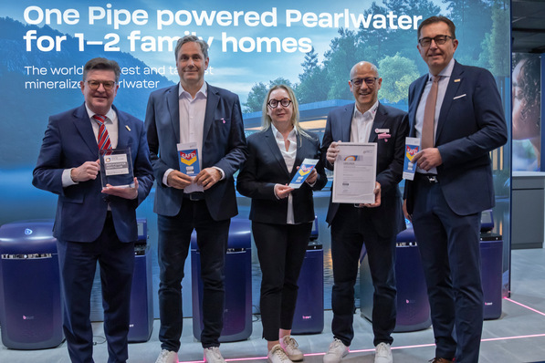 © ZVSHK / Sternemann Die Zertifizierung für das ZVSHK-Qualitätszeichen erfolgt in einem öffentlichen Verfahren auf Grundlage transparenter Kriterien. Um Qualität, Sicherheit und Service auf stets aktuellem Standard zu zertifizieren wird die herstellerseitige Erfüllung der Kriterien regelmäßig evaluiert. 
ZVSHK-Präsident Michael Hilpert und Hauptgeschäftsführer Helmut Bramann gratulieren den BWT-Geschäftsführern Andreas Milich, Stefan Remmert und Monique Bissen zur Zertifizierung.