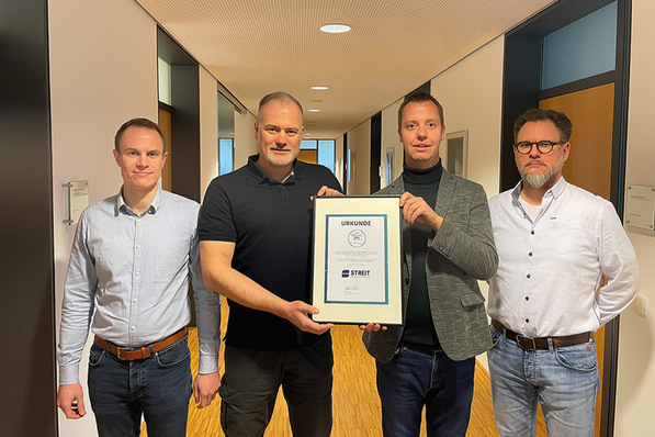 © Streit Software Streit Software ist offizieller Partner der GC-Gruppe im Rahmen der DigitalBox. Im Bild (v.l.n.r.): Jonas Kammerer (Leitung Online-Marketing Streit Software), Mario Deibel (GC-Gruppe), Dennis Weseloh (Leitung Vertrieb, Streit Software) und Lars Oberländer (GC-Gruppe). Gemeinsam setzen sie auf digitale Lösungen für das Handwerk.