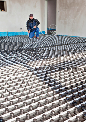 © Bild: Digitalpress – stock.adobe.com Eine Fußbodenheizung kann erstmal grundsätzlich auch zur Flächenkühlung herangezogen werden. Was es zu beachten gibt, lesen Sie in diesem Bericht.