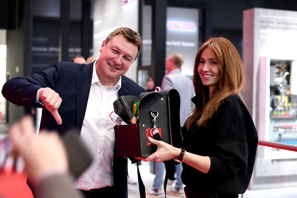 © Stiebel Eltron Sandra Hunke gewinnt ihre ISH-Wette gegen Stiebel Eltron-Unternehmenssprecher Henning Schulz: Sie schafft es, am ISH-Mittwoch 20 Fachhandwerkerinnen am Stand des Unternehmens zu versammeln.