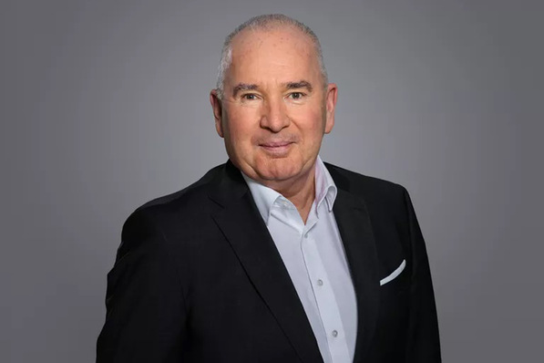 Optimierter Alt-Text: „Porträt eines mittelalten Mannes im Anzug vor neutralem Hintergrund; er ist Branchenexperte für Sanitär-, Heizungs- und Klimatechnik und steht als Ansprechpartner für Fachfragen rund um aktuelle Entwicklungen in der SHK-Branche zur Verfügung.“. - © ZVSHK / Christoph Papsch