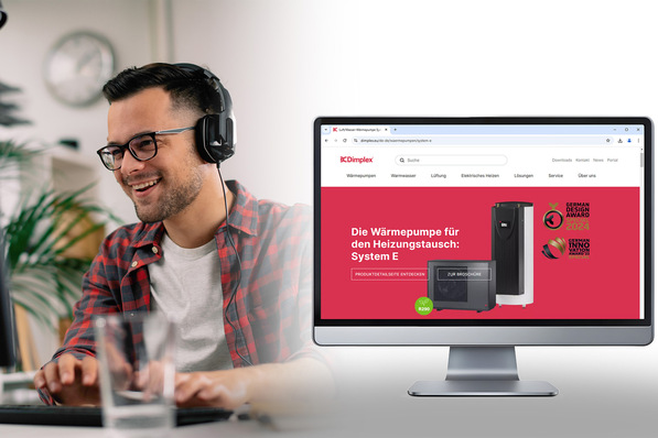 „Junger SHK-Geselle mit Kopfhörern lächelt vor einem Computerbildschirm, der eine deutsche Website über innovative Heizsysteme für energieeffizientes Wohnen anzeigt. - © Dimplex