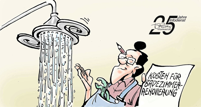Karikatur eines lächelnden Klempners mit einem Schraubenschlüssel unter einer laufenden Dusche, der einen Zettel mit den Kosten für eine Badrenovierung hält. - © Bild: Tomicek/LBS